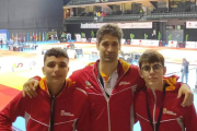 Los judocas del Club Kyoto posan con el seleccionador de Castilla y León de la categoría. DL