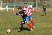 Atlético Bembibre y Júpiter Leonés disoutaron un derbi intenso y muy igualado. L. DE LA MATA