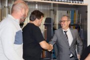 El consejeros Veganzones ayer, con el comité de empresa de Nissan Ávila. ICAL