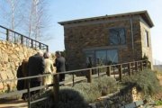 El alcalde de Bembibre (derecha) visitó ayer las obras del centro de ocio anexo a la residencia