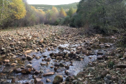 Estado del cauce del río Truchillas prácticamente sin agua a causa de la presa. DL