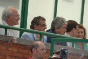 Rafael Tejerina, segundo por la izquierda, presidente del Huracán, presentará el jueves el nuevo him