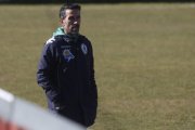 Chuchi Jorqués, entrenador del equipo maragato, durante un partido. FERNANDO OTERO