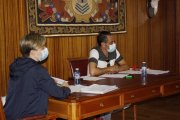 Lorena Martín y Alberto Sierra, concejales del PSOE, ayer en el Pleno de Riaño. CAMPOS
