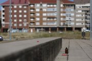 Apenas quedaron restos del botellón, a primera hora de la mañana, en la zona de la Universidad. FERNANDO OTERO