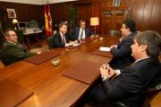 Riesco y Fierro, al fondo a la izquierda, con los representantes de la multinacional estadounidense