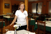 La propietaria del bar restaurante Natal de Castrillo de San Pelayo, Toña Natal, en el interior del amplio comedor del establecimiento, ubicado en la plaza Mayor de la localidad.