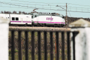 El tren 752, fuera de servicio ya, en el último paso de un tren nocturno por León, en marzo de 2021, en Quintana de Raneros. FERNANDO OTERO