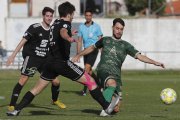 Taranilla corta el avance de un jugador del equipo burgalés. JESÚS F. SALVADORES