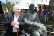 Antonio Gamoneda acudió a la última Fiesta de la Poesía de Villafranca del Bierzo, dedicada a celebrar el centenario de Antonio Pereira, que ya tiene una estatua en uno de los bancos del jardín de la alameda. Juan Carlos Mestre y el acordeón de Cuco Pérez cerraron una fiesta que contó con los ganadores vivos del concurso de la fiesta. 