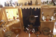 Imagen de parte de la exposición de objetos antiguos que puede verse en el colegio