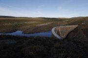 La presa del embalse de Villagatón, en una imagen de archivo. JESÚS F. SALVADORES