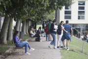 Un grupo de universitarios en la campa entre Filosofía y Biológicas. RAMIRO