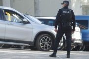 Imagen de archivo de un agente de la Policía Municipal de Ponferrada en pleno servicio. L. DE LA MATA