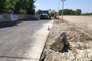 Inicio ayer de las obras para mejorar la acera en la calle Julio Hernández Ortega. A. RODRÍGUEZ