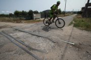 Restos de las antiguas vías del tren a Villablino, en la periferia de Ponferrada. L. DE LA MATA