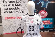 La nueva camiseta del Abanca Ademar para la 2023-24 rinde homenaje a los ayuntamientos de la provincia leonesa. DL