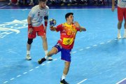 Jaime Fernández, extremo del Ademar, lanza un siete metros con la selección española. RFEBM