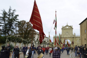 Pendones de una treintena de pueblos de León y Palencia se concentraron ayer en Sahagún. ACACIO