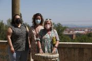 Inés, Yoli y Rosario Antolín, de la asociación vecinal Mirador de Oteruelo. FERNANDO OTERO