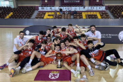 Los integrantes del Colegio Leonés posan con el trofeo de campeones al término de la final a cuarto. DL