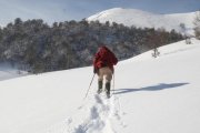 Un montañero realiza una ruta con raquetas por Picos de Europa. NORBERTO