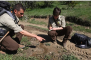 José González y Laura García, trabajadores locales de la FOP, analizan un rastro de oso