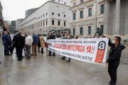 Trabajadores víctimas del amianto se concentran ante el Congreso en Madrid, ayer. JUAN CARLOS HIDALGO