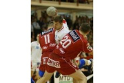 Marne trata de superar la defensa del Fotex Veszprem en un partido