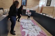 La mano inocente del niño que eligió los premios. A. R.