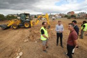 El historiador Alejandro Rodríguez, el teniente de alcalde de CB Iván Alonso, el concejal del PP Roberto Mendo y el director de los museos de Ponferrada, Javier García Bueso, presentaron este martes el proyecto para localizar y exhumar los cuerpos de 29 hombres y mujeres represaliados y enterrados en El Carmen. LDM