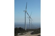Molinos eólicos de un parque ya instalado en Lucillo. RAMIRO