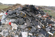 Aspecto de uno de los focos de residuos del vertedero de la mancomunidad de Sahagún-Villada