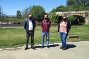 Castro, a la izquierda y, Aparicio, en el centro, junto a otra integrante de Concejo de la Vega. A. R.