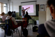 Los alumnos atienden las explicaciones del profesor en un aula