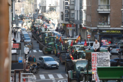 Centenares de tractores circulan por el centro de León.