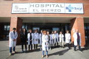 Los ex delegados de CSIF en el Hospital El Bierzo, ante la puerta principal del centro sanitario.