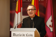 El vicario de la Diócesis de Astorga, Javier Gay, durante su intervención en el congreso sobre el Sur de León.