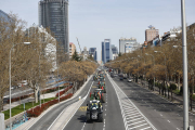 Varios tractores a su paso por el Paseo de la Castellana este domingo en Madrid.