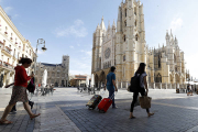 Turistas por la Catedral de León, en cuyo entorno hay muchos pisos de este tipo