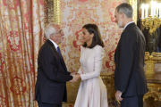 Los reyes Felipe y Letizia reciben al ganador del Premio Cervantes 2023, Luis Mateo Díez.