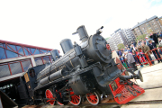 La locomotora 31 del tren Ponferrada-Villablino, saliendo del Museo del Ferrocarril de Ponferrada durante una exhibición.