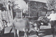 Vecinos de Cabañas Raras, en una imagen antigua extraída del libro de Aquilino Guerra