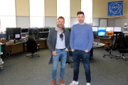 Los científicos leoneses, Enrique Blanco y Borja Fernández, posan en la sala de control del CERN en Ginebra.