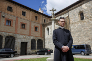 El portavoz de las religiosas Clarisas del Monasterio de Belorado (Burgos), José Ceacero realiza declaraciones a la prensa. Las religiosas Clarisas del Monasterio de Belorado (Burgos).