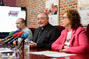 El obispo de León, Luis de las Heras, y la directora de Cáritas, Aurora Baza, presentan la memoria de actividades 2023 de Cáritas Diocesana de León