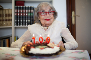 Belita Gracia con su tarta de centenaria.