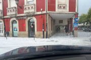 Imagen de la granizada, en las calles de Cacabelos.