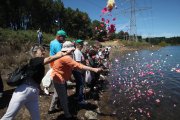 Los descendientes de los pobladores de los pueblos sumergidos lanzaron pétalos al agua.