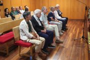 En primer plano los acusados y detrás, al fondo, varios de los trabajadores de Friger afectados por los impagos en el juicio celebrado en Ponferrada.